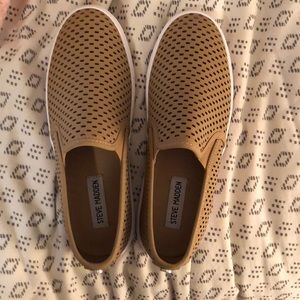 Size 8.5 Steve Madden Elouise sneakers brand new